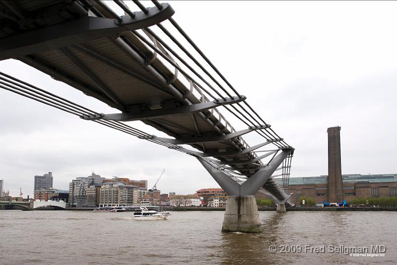 20090410_134050_D3 P1.jpg - The Tate Museum in distance and Millenium Bridge